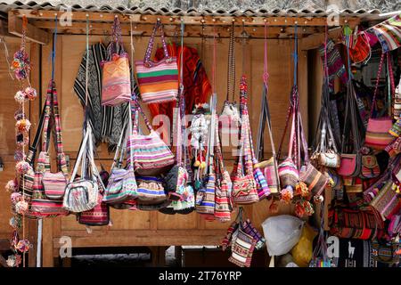 Traditionelle peruanische Taschen und Textilien in einem Marktstand. Ollantaytambo, Peru, 5. Oktober 2023. Stockfoto