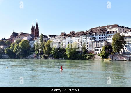 Der älteste Teil der Stadt Basel, der Rhein, der Dom und die Häuser, teilweise übereinander an der steilen Talwand Stockfoto