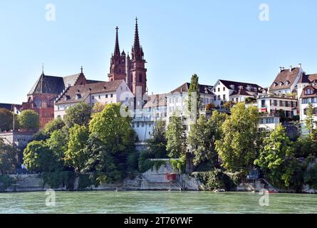 Der älteste Teil der Stadt Basel, der Rhein, der Dom und die Häuser, teilweise übereinander an der steilen Talwand Stockfoto