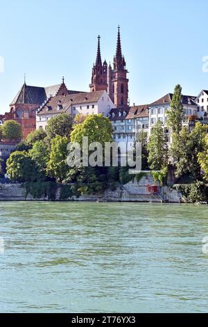 Der älteste Teil der Stadt Basel, der Rhein, der Dom und die Häuser, teilweise übereinander an der steilen Talwand Stockfoto