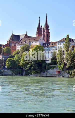 Der älteste Teil der Stadt Basel, der Rhein, der Dom und die Häuser, teilweise übereinander an der steilen Talwand Stockfoto