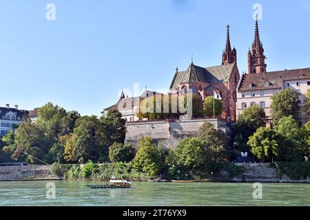 Der älteste Teil der Stadt Basel, der Rhein, der Dom und die Häuser, teilweise übereinander an der steilen Talwand Stockfoto