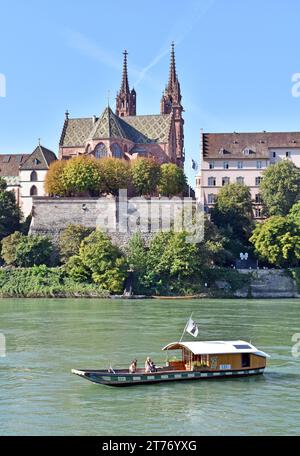 Basel, Schweiz, der älteste Teil der Stadt, und der Dom mit Fähre, die vom Fluss angetrieben wird Stockfoto