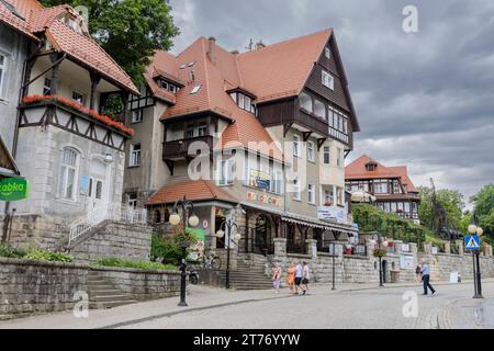 Polanica Zdroj, Polen, 16. Juli 2023: Historisches Zentrum der Stadt Polanica Zdroj im Kreis Klodzko, Woiwodschaft Niederschlesien in Westpolen Stockfoto