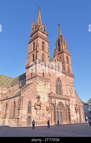 Basel Münster, Dom, heute reformierte evangelische Kirche. Das ursprüngliche Gebäude wurde 1019-1500 im romanischen und gotischen Stil aus rotem Sandstein erbaut Stockfoto