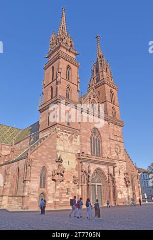 Basel Münster, Dom, heute reformierte evangelische Kirche. Das ursprüngliche Gebäude wurde 1019-1500 im romanischen und gotischen Stil aus rotem Sandstein erbaut Stockfoto