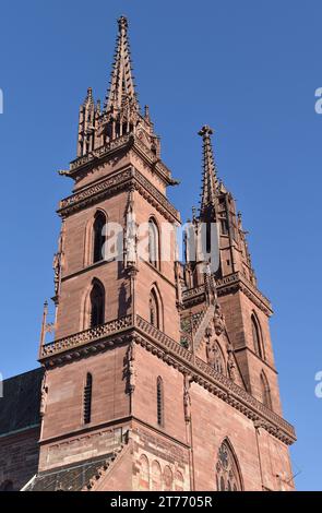 Basel Münster, Dom, heute reformierte evangelische Kirche. Das ursprüngliche Gebäude wurde 1019-1500 im romanischen und gotischen Stil aus rotem Sandstein erbaut Stockfoto