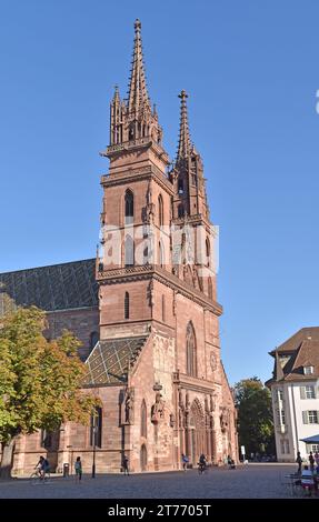 Basel Münster, Dom, heute reformierte evangelische Kirche. Das ursprüngliche Gebäude wurde 1019-1500 im romanischen und gotischen Stil aus rotem Sandstein erbaut Stockfoto