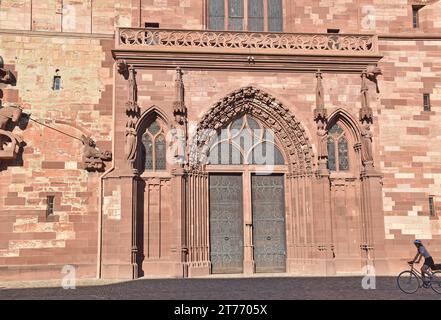 Basel Münster, Dom, heute reformierte evangelische Kirche. Das ursprüngliche Gebäude wurde 1019-1500 im romanischen und gotischen Stil aus rotem Sandstein erbaut Stockfoto