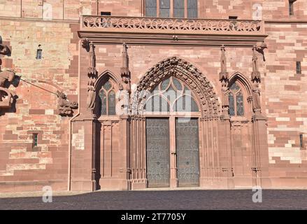 Basel Münster, Dom, heute reformierte evangelische Kirche. Das ursprüngliche Gebäude wurde 1019-1500 im romanischen und gotischen Stil aus rotem Sandstein erbaut Stockfoto