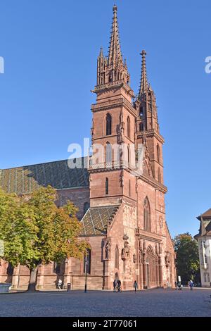 Basel Münster, Dom, heute reformierte evangelische Kirche. Das ursprüngliche Gebäude wurde 1019-1500 im romanischen und gotischen Stil aus rotem Sandstein erbaut Stockfoto