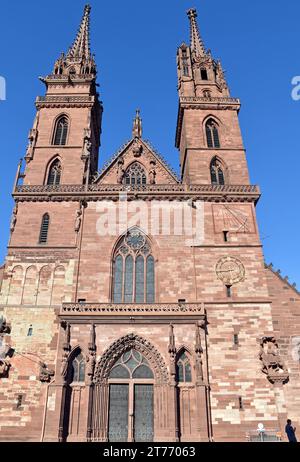 Basel Münster, Dom, heute reformierte evangelische Kirche. Das ursprüngliche Gebäude wurde 1019-1500 im romanischen und gotischen Stil aus rotem Sandstein erbaut Stockfoto