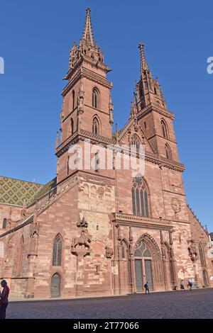 Basel Münster, Dom, heute reformierte evangelische Kirche. Das ursprüngliche Gebäude wurde 1019-1500 im romanischen und gotischen Stil aus rotem Sandstein erbaut Stockfoto