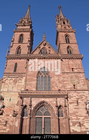 Basel Münster, Dom, heute reformierte evangelische Kirche. Das ursprüngliche Gebäude wurde 1019-1500 im romanischen und gotischen Stil aus rotem Sandstein erbaut Stockfoto