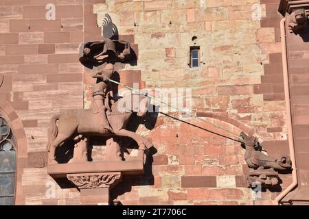 Basel Münster, Dom, heute reformierte evangelische Kirche. Das ursprüngliche Gebäude wurde 1019-1500 im romanischen und gotischen Stil aus rotem Sandstein erbaut Stockfoto