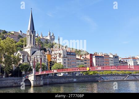 Die Basilika Notre-Dame de Fourvière, die Kirche St. Georg und die Hängebrücke über den Fluss Sâone in Lyon, Frankreich Stockfoto