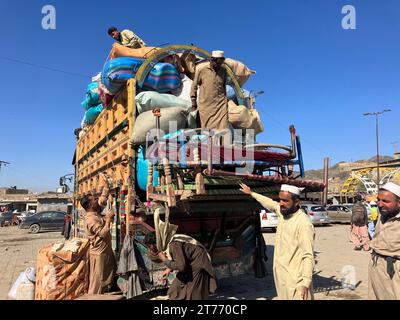 Torcham, Pakistan. November 2023. Tausende Afghanen verlassen Pakistan derzeit jeden Tag. Am Grenzübergang Torcham warten zahlreiche Familien auf die Rückkehr nach Afghanistan. Jahrzehntelang lebten Millionen afghanischer Flüchtlinge, die vor den Kriegen in ihrem Heimatland geflohen waren, in Pakistan. Jetzt will Pakistan sie plötzlich mit Massendeportationen loswerden. Für viele ist dies eine Rückkehr zur Unsicherheit. (Zu dpa "Rückkehr in ein Land ohne Zukunft - Pakistan deportiert Afghanen") Credit: Nabila Lalee/dpa/Alamy Live News Stockfoto