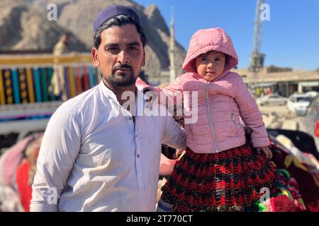 Torcham, Pakistan. November 2023. Ismail Khan steht mit seiner Familie am Grenzübergang Torcham zu Afghanistan. Er nennt Pakistan sein Zuhause, in Afghanistan muss er bei Null anfangen. Jahrzehntelang lebten Millionen afghanischer Flüchtlinge, die vor den Kriegen in ihrem Heimatland geflohen waren, in Pakistan. Jetzt will Pakistan sie plötzlich mit Massendeportationen loswerden. Für viele ist dies eine Rückkehr zur Unsicherheit. (Zu dpa "Rückkehr in ein Land ohne Zukunft - Pakistan deportiert Afghanen") Credit: Nabila Lalee/dpa/Alamy Live News Stockfoto