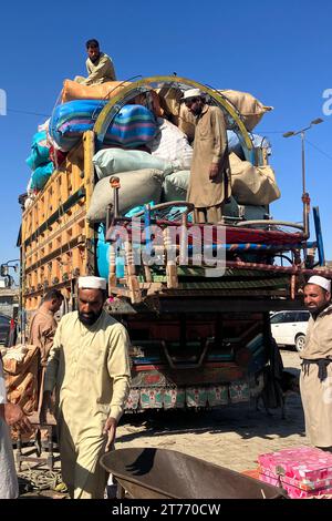 Torcham, Pakistan. November 2023. Tausende Afghanen verlassen Pakistan derzeit jeden Tag. Am Grenzübergang Torcham warten zahlreiche Familien auf die Rückkehr nach Afghanistan. Jahrzehntelang lebten Millionen afghanischer Flüchtlinge, die vor den Kriegen in ihrem Heimatland geflohen waren, in Pakistan. Jetzt will Pakistan sie plötzlich mit Massendeportationen loswerden. Für viele ist dies eine Rückkehr zur Unsicherheit. (Zu dpa "Rückkehr in ein Land ohne Zukunft - Pakistan deportiert Afghanen") Credit: Nabila Lalee/dpa/Alamy Live News Stockfoto