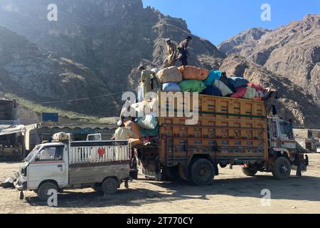 Torcham, Pakistan. November 2023. Tausende Afghanen verlassen Pakistan derzeit jeden Tag. Am Grenzübergang Torcham warten zahlreiche Familien auf die Rückkehr nach Afghanistan. Jahrzehntelang lebten Millionen afghanischer Flüchtlinge, die vor den Kriegen in ihrem Heimatland geflohen waren, in Pakistan. Jetzt will Pakistan sie plötzlich mit Massendeportationen loswerden. Für viele ist dies eine Rückkehr zur Unsicherheit. (Zu dpa "Rückkehr in ein Land ohne Zukunft - Pakistan deportiert Afghanen") Credit: Nabila Lalee/dpa/Alamy Live News Stockfoto