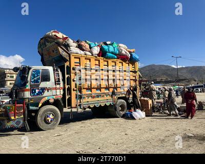 Torcham, Pakistan. November 2023. Tausende Afghanen verlassen Pakistan derzeit jeden Tag. Am Grenzübergang Torcham warten zahlreiche Familien auf die Rückkehr nach Afghanistan. Jahrzehntelang lebten Millionen afghanischer Flüchtlinge, die vor den Kriegen in ihrem Heimatland geflohen waren, in Pakistan. Jetzt will Pakistan sie plötzlich mit Massendeportationen loswerden. Für viele ist dies eine Rückkehr zur Unsicherheit. (Zu dpa "Rückkehr in ein Land ohne Zukunft - Pakistan deportiert Afghanen") Credit: Nabila Lalee/dpa/Alamy Live News Stockfoto