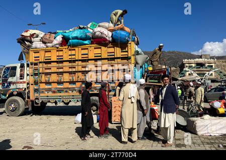 Torcham, Pakistan. November 2023. Tausende Afghanen verlassen Pakistan derzeit jeden Tag. Am Grenzübergang Torcham warten zahlreiche Familien auf die Rückkehr nach Afghanistan. Jahrzehntelang lebten Millionen afghanischer Flüchtlinge, die vor den Kriegen in ihrem Heimatland geflohen waren, in Pakistan. Jetzt will Pakistan sie plötzlich mit Massendeportationen loswerden. Für viele ist dies eine Rückkehr zur Unsicherheit. (Zu dpa "Rückkehr in ein Land ohne Zukunft - Pakistan deportiert Afghanen") Credit: Nabila Lalee/dpa/Alamy Live News Stockfoto