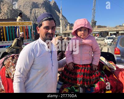 Torcham, Pakistan. November 2023. Ismail Khan steht mit seiner Familie am Grenzübergang Torcham zu Afghanistan. Er nennt Pakistan sein Zuhause, in Afghanistan muss er bei Null anfangen. Jahrzehntelang lebten Millionen afghanischer Flüchtlinge, die vor den Kriegen in ihrem Heimatland geflohen waren, in Pakistan. Jetzt will Pakistan sie plötzlich mit Massendeportationen loswerden. Für viele ist dies eine Rückkehr zur Unsicherheit. (Zu dpa "Rückkehr in ein Land ohne Zukunft - Pakistan deportiert Afghanen") Credit: Nabila Lalee/dpa/Alamy Live News Stockfoto