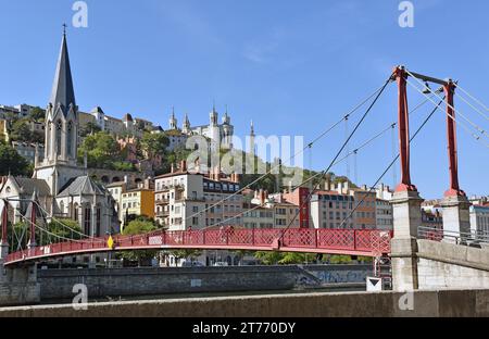 Die Basilika Notre-Dame de Fourvière, die Kirche St. Georg und die Hängebrücke über den Fluss Sâone in Lyon, Frankreich Stockfoto