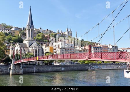 Die Basilika Notre-Dame de Fourvière, die Kirche St. Georg und die Hängebrücke über den Fluss Sâone in Lyon, Frankreich Stockfoto