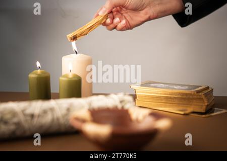 Palo santo bleibt mit weißem Salbei und Tarot-Deck Stockfoto