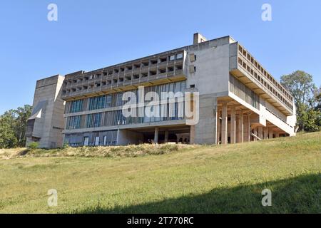 Sainte Marie de La Tourette, ein Priorei des Dominikanischen Ordens auf einem Hügel in der Nähe von Lyon Frankreich, Architekt Le Corbusier, sein letztes Gebäude. Baujahr 1953-61 Stockfoto