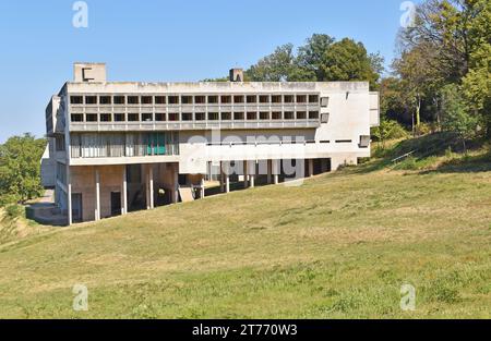 Sainte Marie de La Tourette, ein Priorei des Dominikanischen Ordens auf einem Hügel in der Nähe von Lyon Frankreich, Architekt Le Corbusier, sein letztes Gebäude. Baujahr 1953-61 Stockfoto