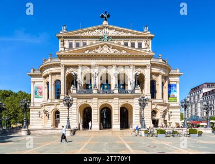 Vorderansicht der Alten Oper in Frankfurt am Main, einem Konzertsaal im neoklassizistischen Stil, der 1880 von Richard Lucae entworfen wurde. Stockfoto