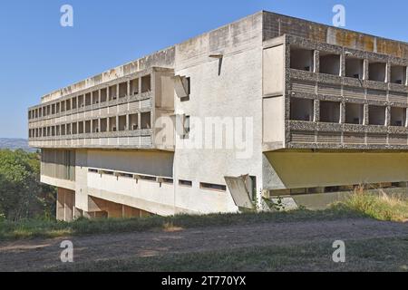 Sainte Marie de La Tourette, ein Priorei des Dominikanischen Ordens auf einem Hügel in der Nähe von Lyon Frankreich, Architekt Le Corbusier, sein letztes Gebäude. Baujahr 1953-61 Stockfoto
