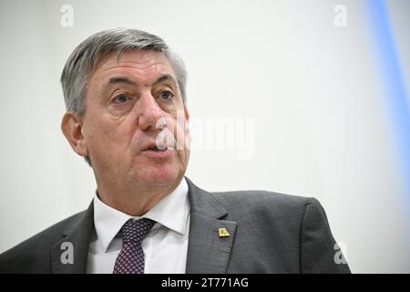 Brüssel, Belgien November 2023. Der flämische Ministerpräsident Jan Jambon wurde während einer Pressekonferenz über die Einigung der flämischen Regierung über das Stickstoffdekret am Dienstag, den 14. November 2023, in Brüssel vorgestellt. BELGA FOTO JASPER JACOBS Credit: Belga News Agency/Alamy Live News Stockfoto