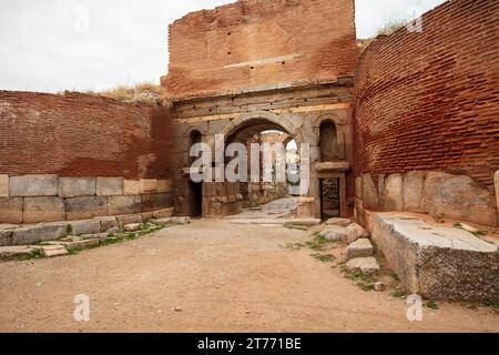 Lefke-Tor (Lefke Kapi) der antiken Burg Iznik. Historische Steinmauern und Türen von Iznik, Bursa. Stockfoto