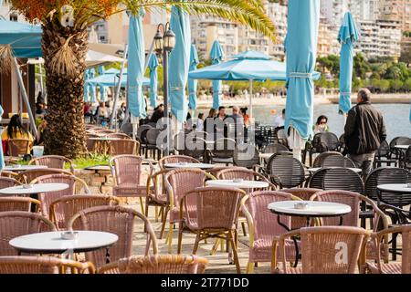 Moderne Restaurantterrasse am Meer. Restaurant im Freien am Strand mit Tisch und Stühlen. Tisch im Strandrestaurant. Hotel oder Resort Stockfoto