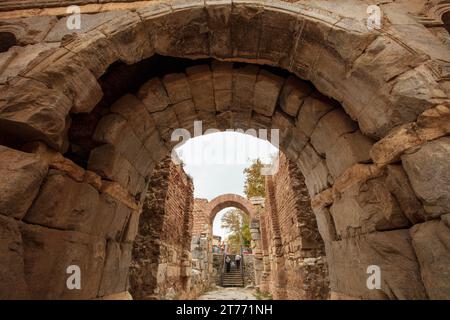 Lefke-Tor (Lefke Kapi) der antiken Burg Iznik. Historische Steinmauern und Türen von Iznik, Bursa. Stockfoto