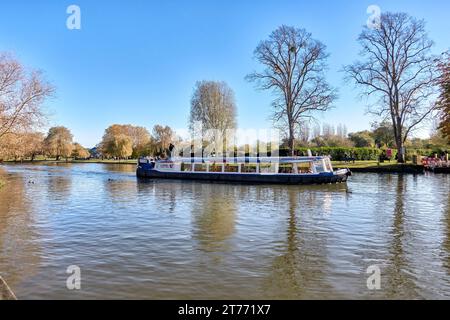 Touristenboot Stratford-upon-Avon. Vergnügungsboot mit Menschen, die eine Besichtigungsfahrt auf dem Fluss Avon England genießen Stockfoto