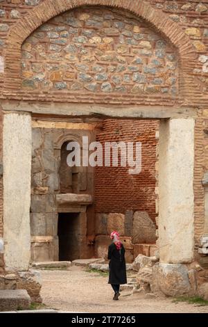 Lefke-Tor (Lefke Kapi) der antiken Burg Iznik. Historische Steinmauern und Türen von Iznik, Bursa. Stockfoto