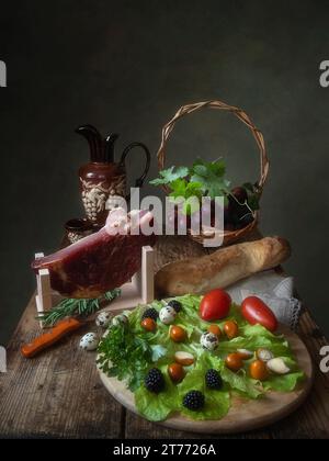 Stillleben mit Ham auf einem Holztisch Stockfoto