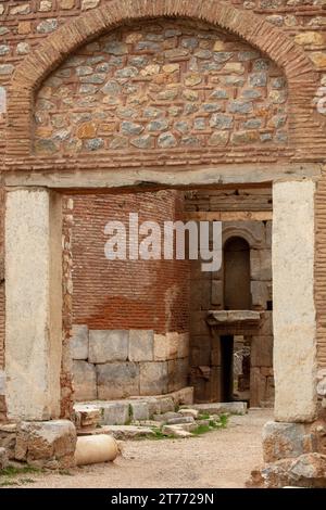 Lefke-Tor (Lefke Kapi) der antiken Burg Iznik. Historische Steinmauern und Türen von Iznik, Bursa. Stockfoto