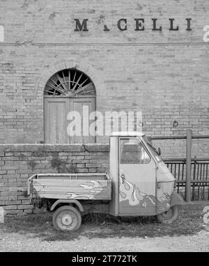 Dreirädriges Auto Piaggio, Ape (Biene) Dreiradwagen Piaggio Ape (BEE) in Buonconvento, Toskana, Italien Stockfoto