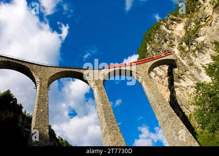 Glacier Express - Zug der Raethian Railway Company auf dem Landwasserviadukt, einem UNESCO-Weltkulturerbe auf der Route Albula nach Bernina Stockfoto