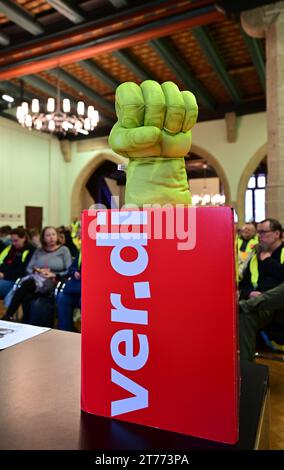 Jena, Deutschland. November 2023. Mitarbeiter des öffentlichen Dienstes treffen sich im historischen Rathaus zu einer Informationsveranstaltung vor der Kundgebung auf dem Marktplatz. Die gewerkschaft Verdi hat im Rahmen der Tarifverhandlungen im öffentlichen Sektor der bundesländer zu einem ganztägigen Warnstreik in ganz Deutschland aufgerufen. Unter anderem werden das Universitätsspital Jena, die Universität Jena, die Fachhochschule Ernst Abbe Jena und das Studierendenwerk Thüringen streiken. Quelle: Martin Schutt/dpa/Alamy Live News Stockfoto