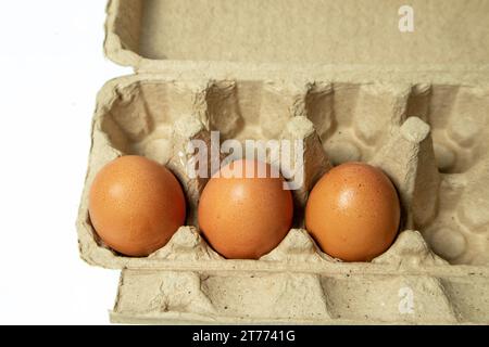 Eier in einem Karton isoliert auf weißem Hintergrund. Stockfoto