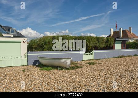 Villa am Strand in East Preston in der Nähe von Littlehampton in West Sussex, England. Mit Mauer, Hecke, Tor und Boot. Stockfoto