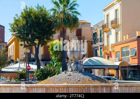 Milazzo, Sizilien, Italien - 03. Oktober 2023. Der „Amphorenbrunnen“ oder der Brunnen von Stephen Descartes in Milazzo. Es liegt an der Via Francesco CRI Stockfoto