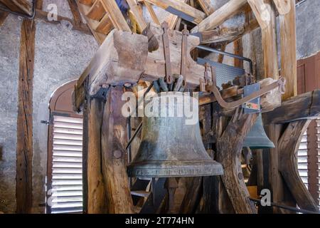 Die alte Kirchenglocke im Glockenturm im Augustiner-Museum in Rattenberg, mittelalterliche Stadt im Alpbachtal, Tirol, Österreich. Stockfoto