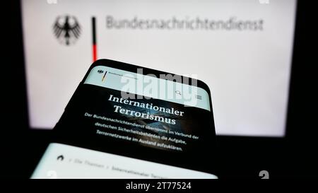 Mobiltelefon mit Website des Bundesnachrichtendienstes (BND) vor Logo. Fokussieren Sie sich oben links auf der Telefonanzeige. Stockfoto